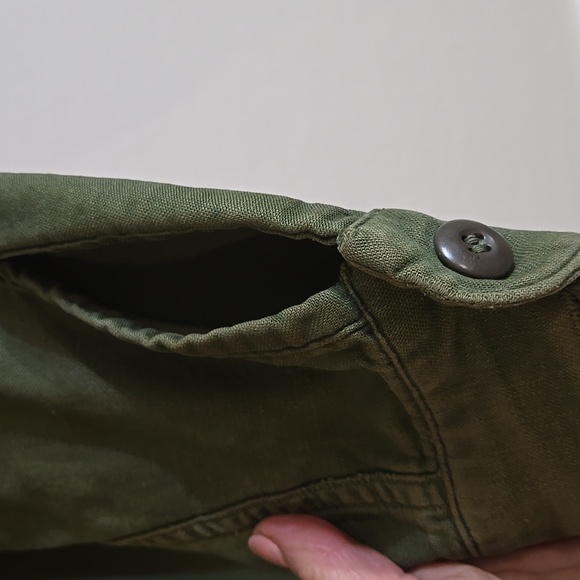 Olive Green Military Field Jacket with Long Sleeves and Collared Design - Picture 8 of 8